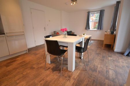 2 bedroom Flat To Let - Photo 5