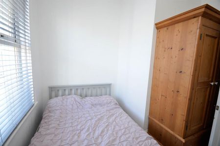 3 bedroom flat to rent - Photo 4