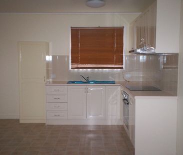 LOW MAINTENANCE 2 BEDROOM UNIT WITH AIR-CONDITIONING & PRIVATE OUTD... - Photo 4