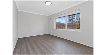 Bright Top-Floor Apartment in a Prime Location - Photo 5