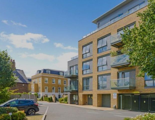 4 bedroom end of terrace house to rent - Photo 1