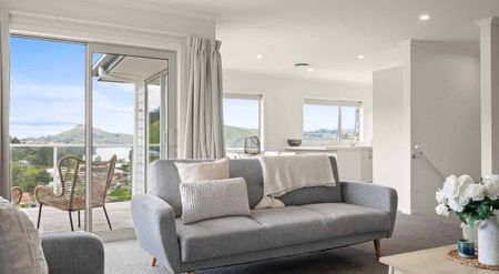 A modern home with a harbour view! - Photo 2