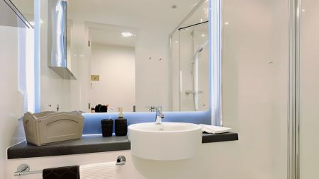 Ensuite gold - Photo 4