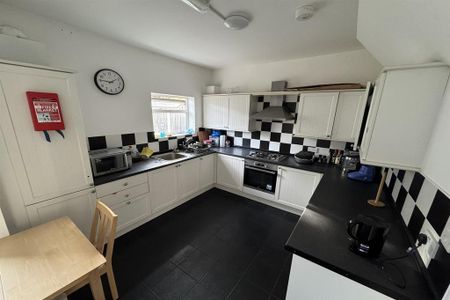 5 bedroom flat to rent - Photo 5