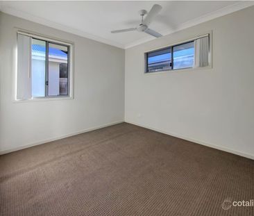 Spacious 3 Bedroom Townhouse with Double Garage - Photo 3