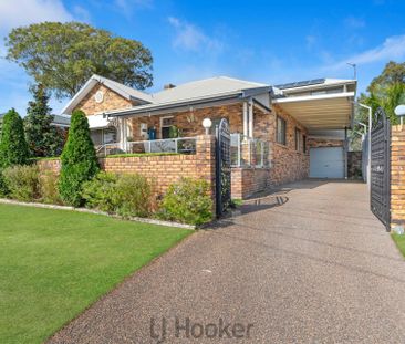 SPACIOUS FAMILY HOME WITH LAKE VIEWS - Photo 6