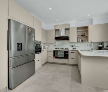 A beautifully presented four-bedroom townhouse arranged over four f... - Photo 6