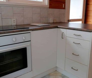 Spacious & Sunny Three-Bedroom Home in Raumati Beach - Photo 2