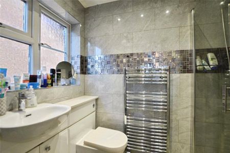 4 bedroom detached house to rent - Photo 4