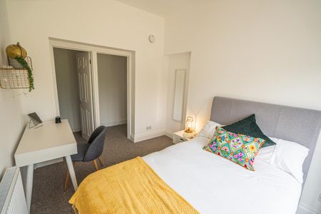 Spacious communal areas, with large drive and established garden Room 3 - Photo 5