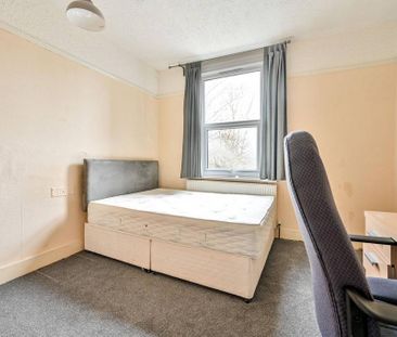 4 bedroom flat to rent - Photo 2