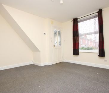 2 bedroom end of terrace house to rent - Photo 2