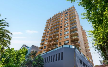 Generous Studio Apartment in Prime Inner-City Location - Offered Unfurnished - Photo 2