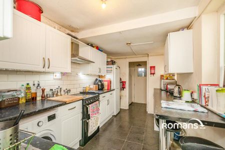 1 bedroom in a house share to rent - Photo 3