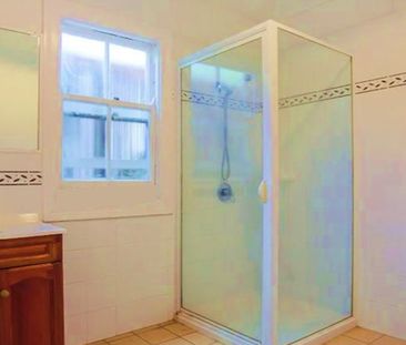 Lovely Three Bedroom Two Bath Two Car Springhill Cottage for Rent - Photo 6