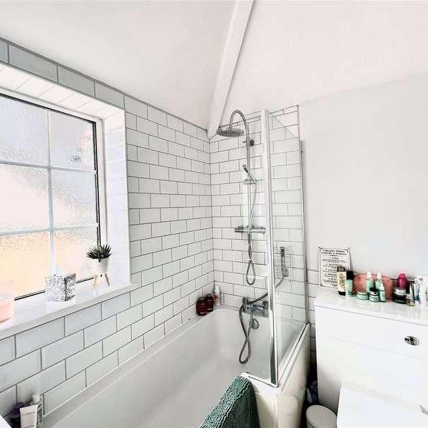 The Green, Badshot Lea, Farnham, Surrey, GU9 - Photo 1