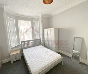 8 Bedroom Mid Terraced House - Photo 2