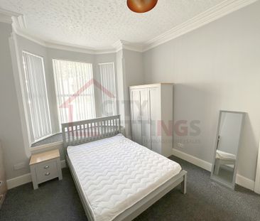 8 Bedroom Mid Terraced House - Photo 3