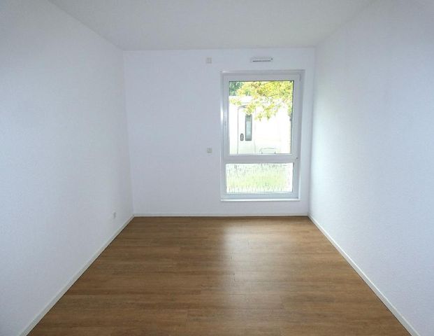 Modern geschnittene 3-Zimmer-Erdgeschoss-Wohnung mit Einbauküche und Garten - Photo 1