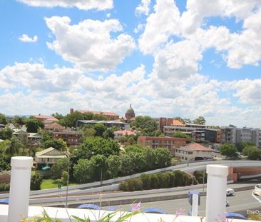 Stylish One-Bedroom Apartment with Superb Views & Unbeatable Location - Photo 1