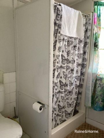 QUEENSLAND STYLE UNIT CENTRALLY LOCATED - Photo 5