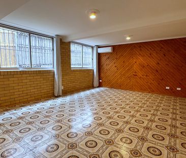 Inner-City Living, Retro Charm! - Photo 2