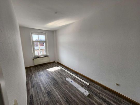 Plauen - 2-Raum hell und gut geschnitten, Einbauküche, großer Balkon nach Süden, Stellpl. im Hof möglich - Photo 1