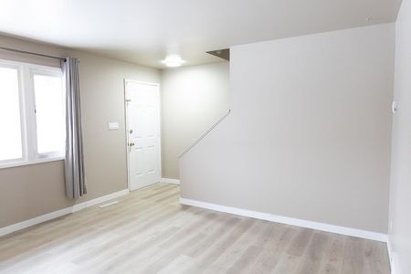 1300 41 Street SE, Calgary - Photo 3