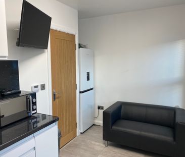 Stunning 2 Bedroom flat available all bills included – Coventry Road - Photo 2