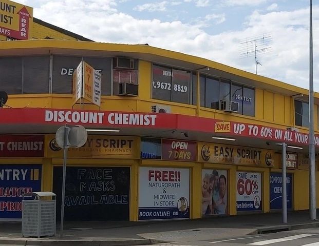 Large 1 Bedroom flat above shops in St Marys! - Photo 1