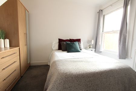 Room in a Shared House, Grange Avenue, RG6 - Photo 5
