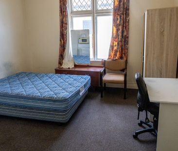 All inclusive rooms on Russell St - Available now - Photo 4