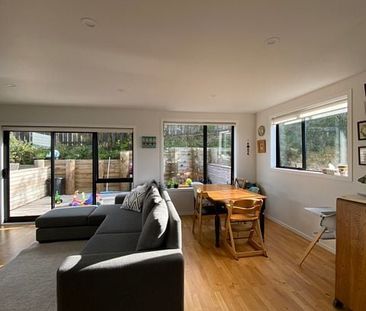 Sunny elevated new home - Photo 3