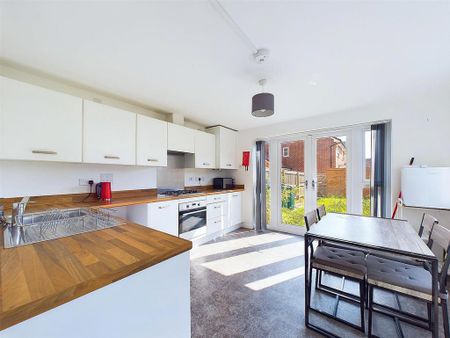 5 bedroom detached house to rent - Photo 2