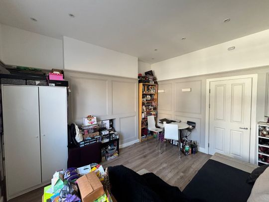 1 Bed Flat, Chiswick High Road, W4 - Photo 1