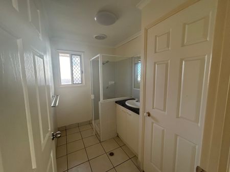 SPACIOUS SOUTH GLADSTONE UNIT IN QUIET LOCATION - Photo 4