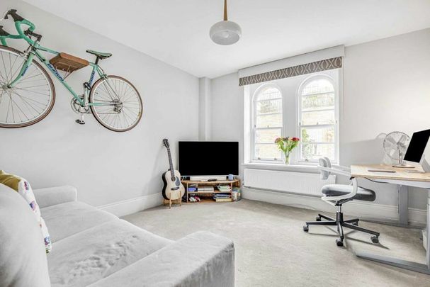 Royal Drive, New Southgate, N11 - Photo 1