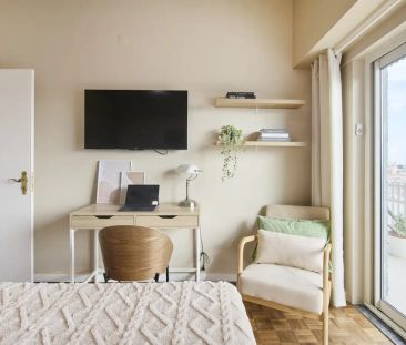 Room in a shared 9-bedroom apartment for rent in Lisbon, no bills included - Photo 4