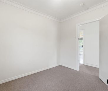 Spacious Dual-Living Opportunity in a Convenient Carina Location 🏡 - Photo 4