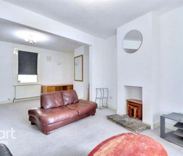 3 bedroom end of terrace house to rent - Photo 2