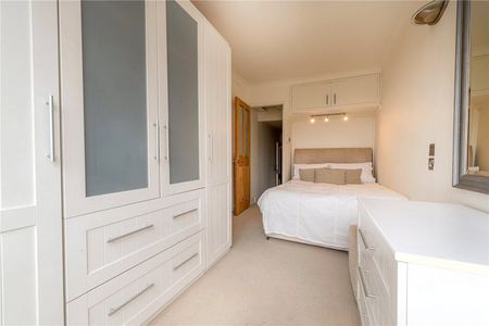 A bright and spacious one bedroom apartment on the top floor of a period conversion with a private roof terrace - Photo 3