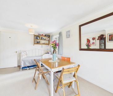2 bedroom Flat in York Place, Camberley - Photo 1
