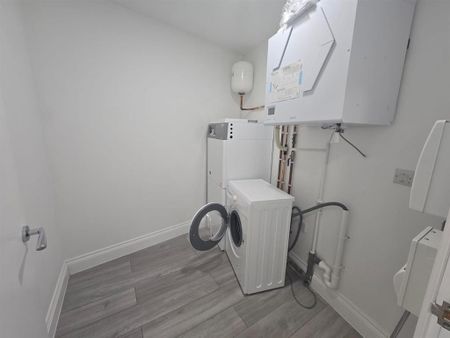 3 bedroom flat to rent - Photo 5