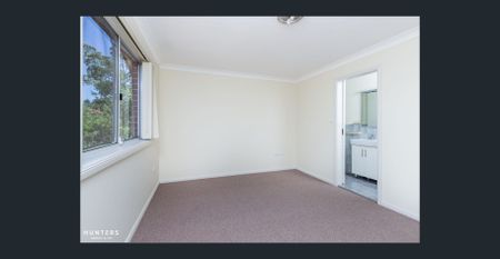 Three Bedroom Townhome - Walk To Shops & Schools - Photo 3