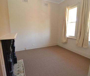 Well Maintained House with 3 Large Bedrooms - Photo 5