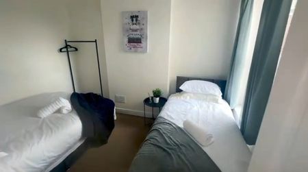 3 Bed Detached House, Gloucester Road, M6 - Photo 2