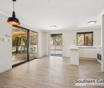 COSY FAMILY HOME IN CONVENIENT LOCATION - Photo 1