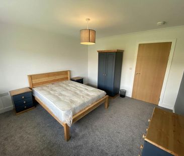 3 bedroom flat to rent - Photo 2