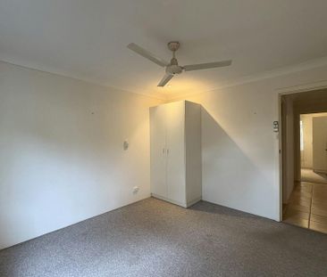 WELL PRESENTED UNIT IN PRIME LOCATION - Photo 1