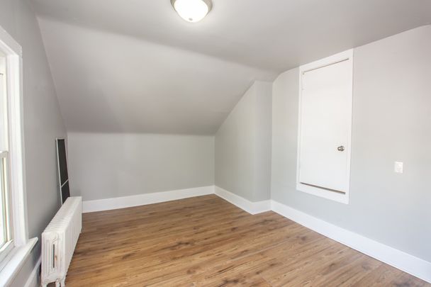 ** ALL INCLUSIVE ** 2 Bedroom Main Unit in Welland!! - Photo 1